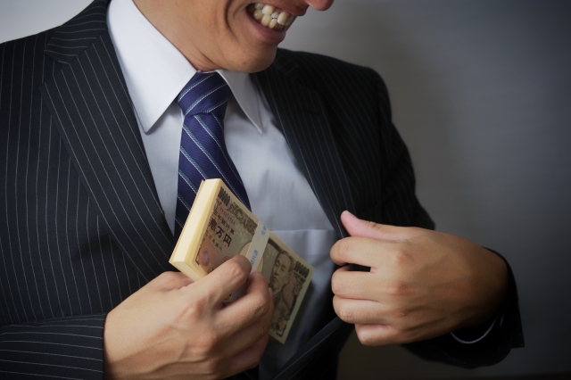 闇金業者は懐にお金を入れる。千代田区の闇金被害の相談は弁護士や司法書士に無料でできます